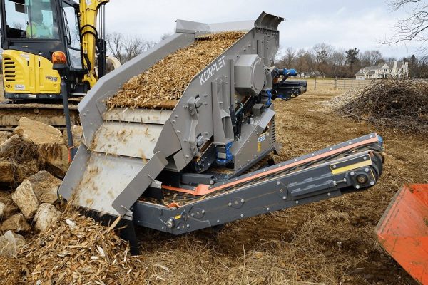 Kompatto 221 mobile compact screener processing wood chips