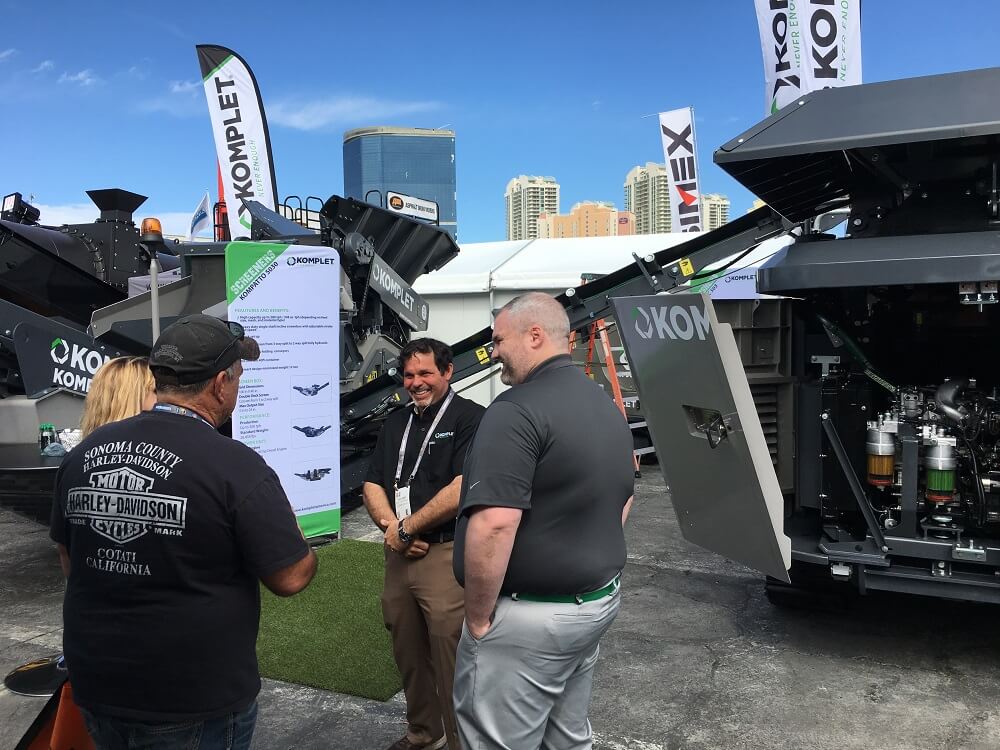 attendees-learning-about-crushers-at-conexpoconagg-komplet-north-america