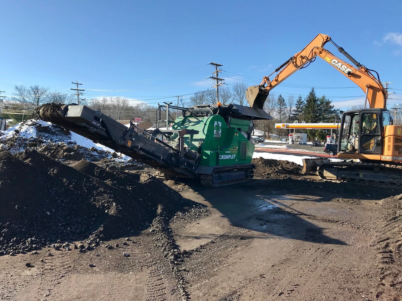 lt-7040-crusher-application-concrete-demolition-waste-from-old-gas-station-komplet-north-america