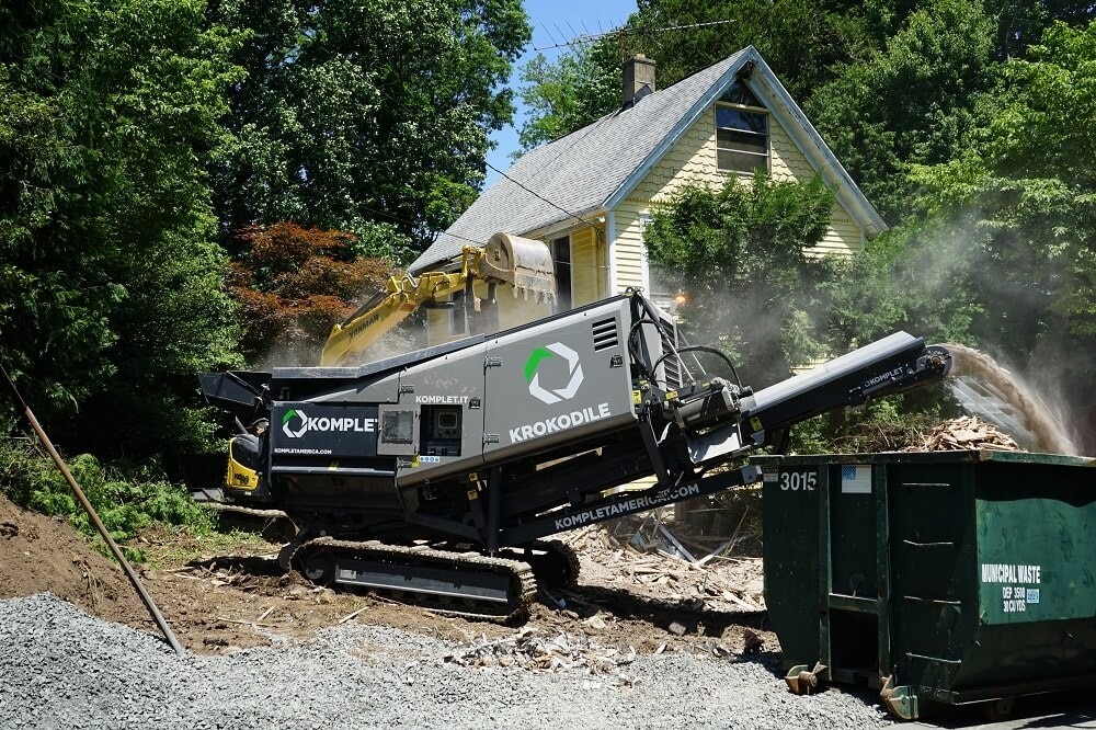 krokodile-shredder-processing-demolition-waste-from-gutted-house-komplet-north-america