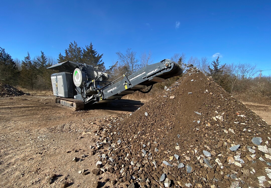 https://kompletamerica.com/wp-content/uploads/2021/02/wide-angle-picture-of-small-jaw-crusher-komplet-america.jpg